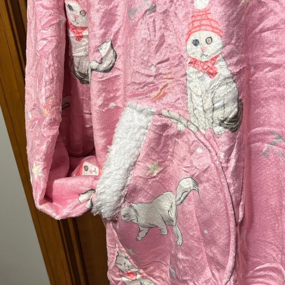 American Trends Cozy Pink Persian Cat Wearable Blanket NWOT - Picture 5 of 9
